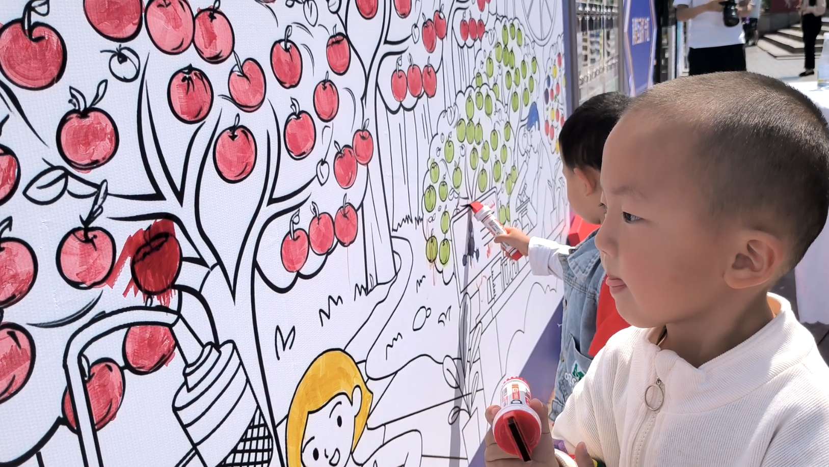 图说：小朋友参与涂鸦活动 蓝灏摄.jpg