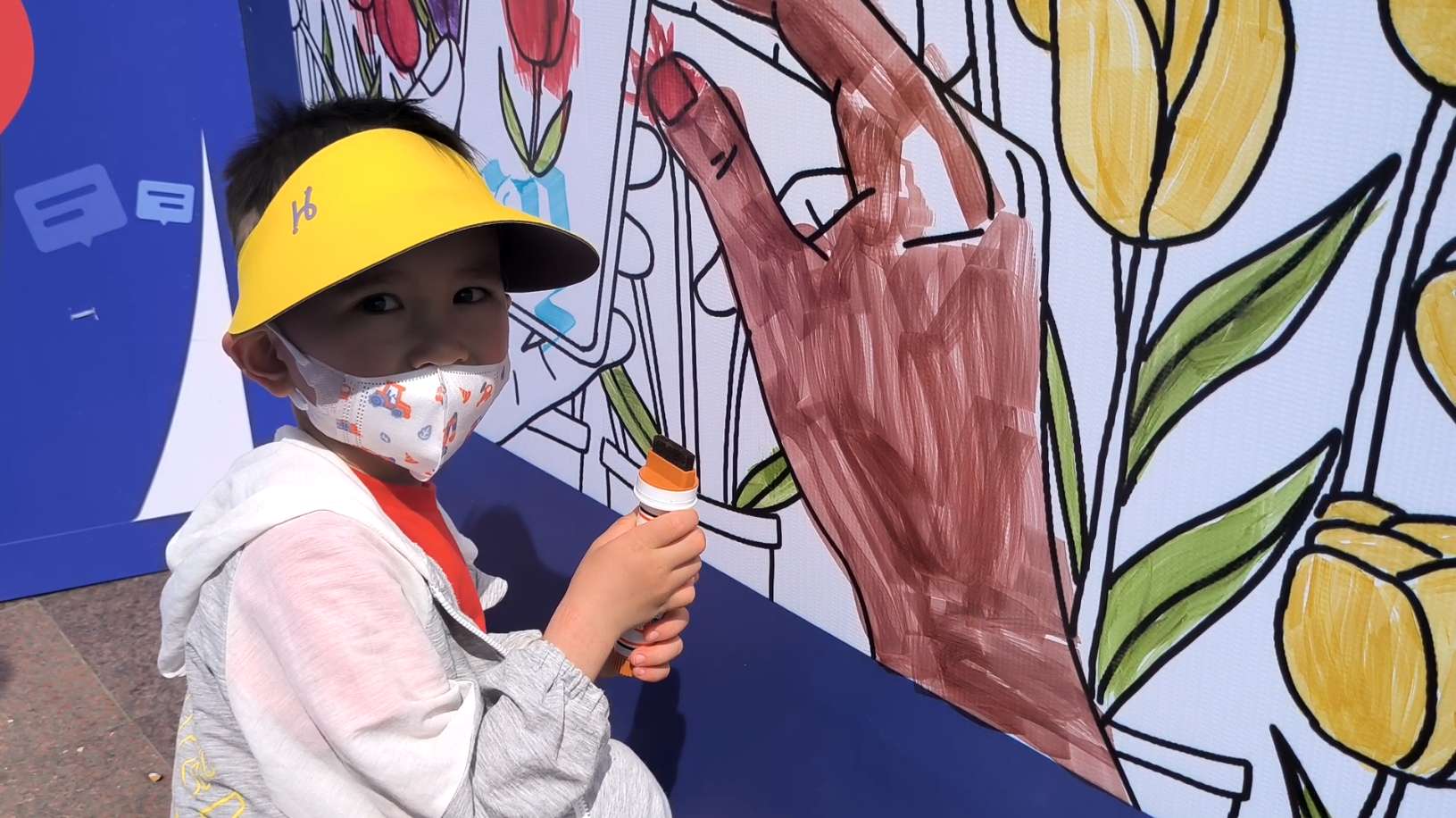 图说：小朋友参与涂鸦活动1 蓝灏摄.jpg