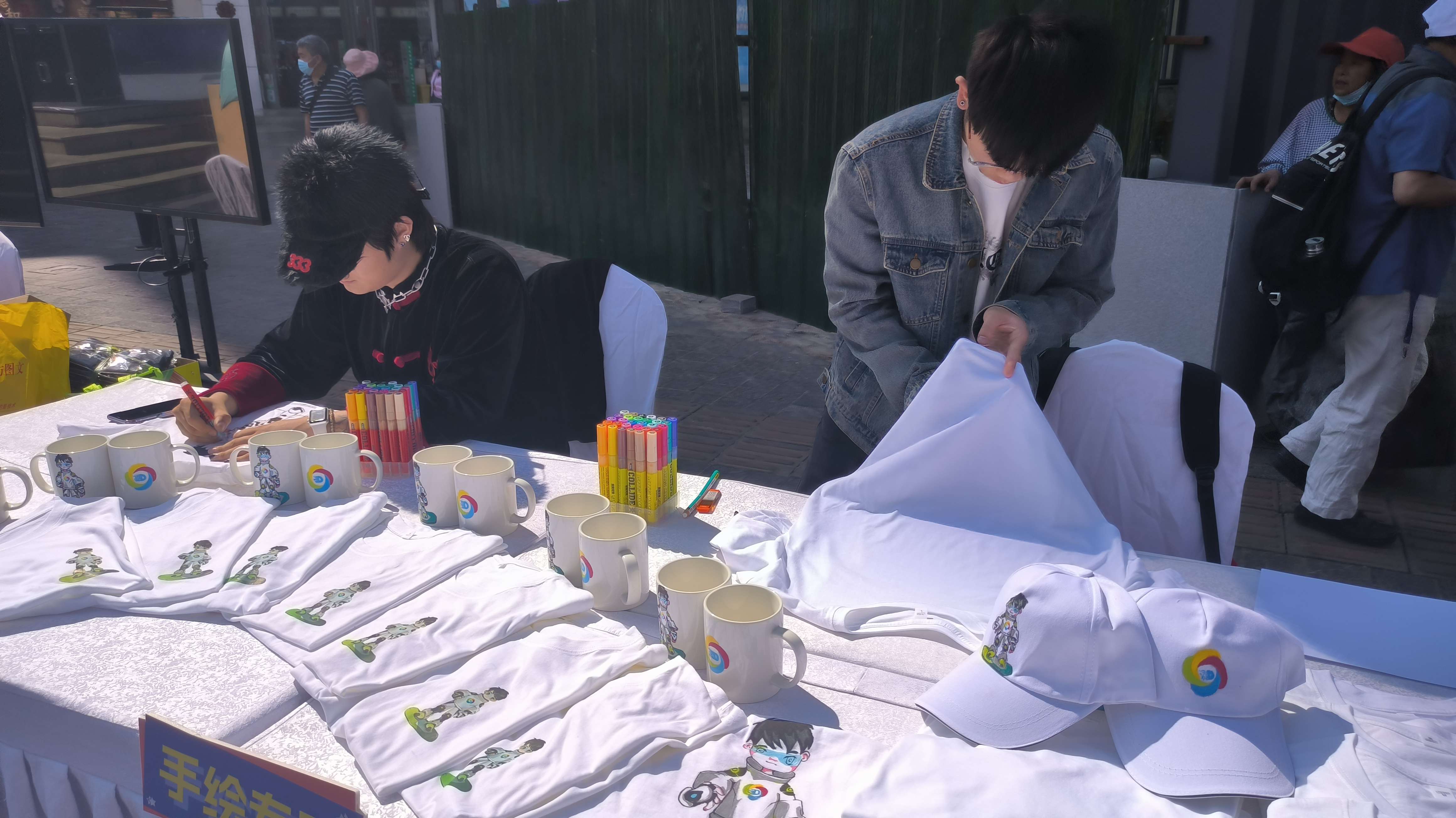 图说：工作人员现场手绘主题文创作品1 蓝灏 摄.jpg