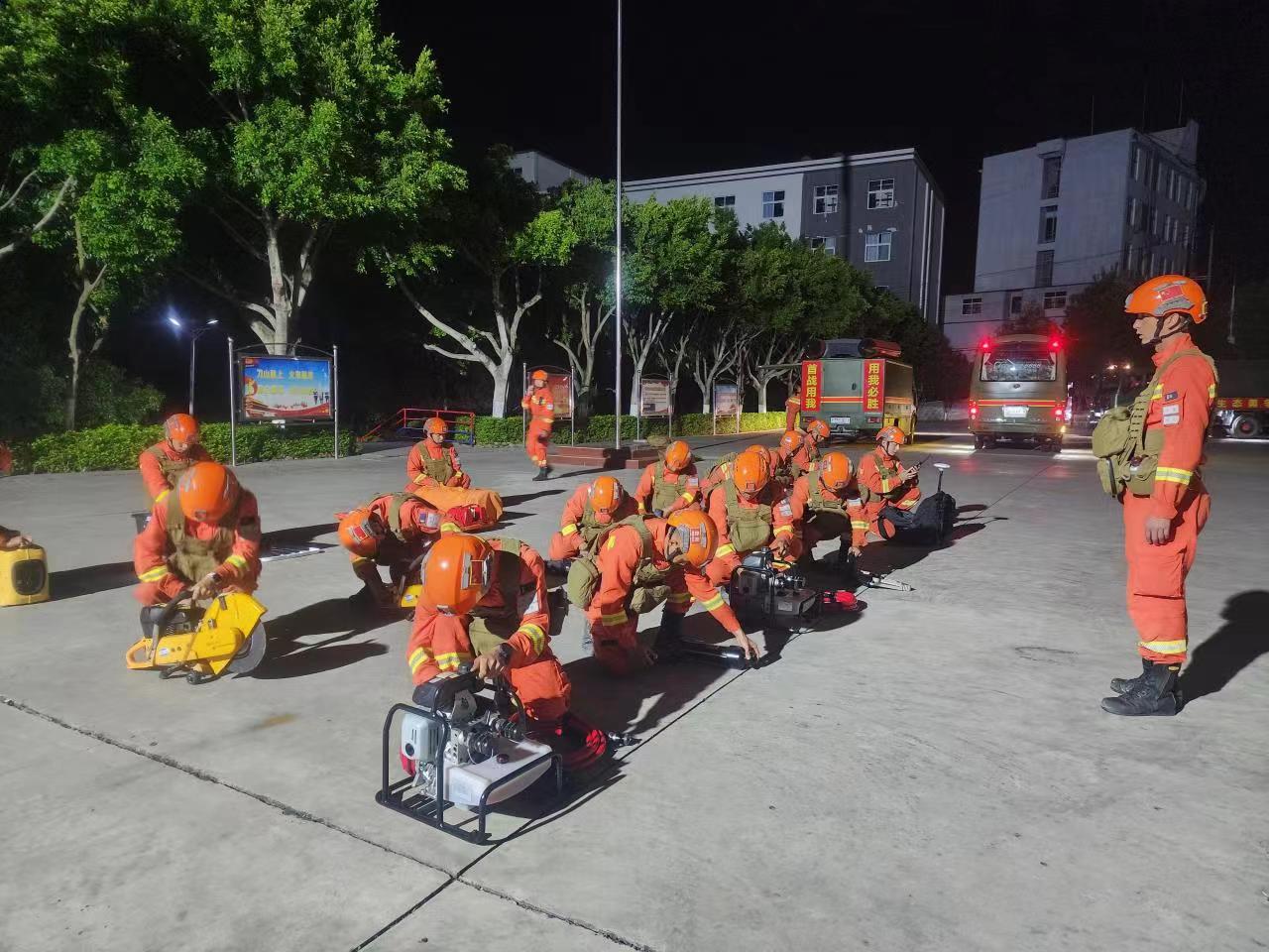 大理州森林消防支队快速反应做好增援准备