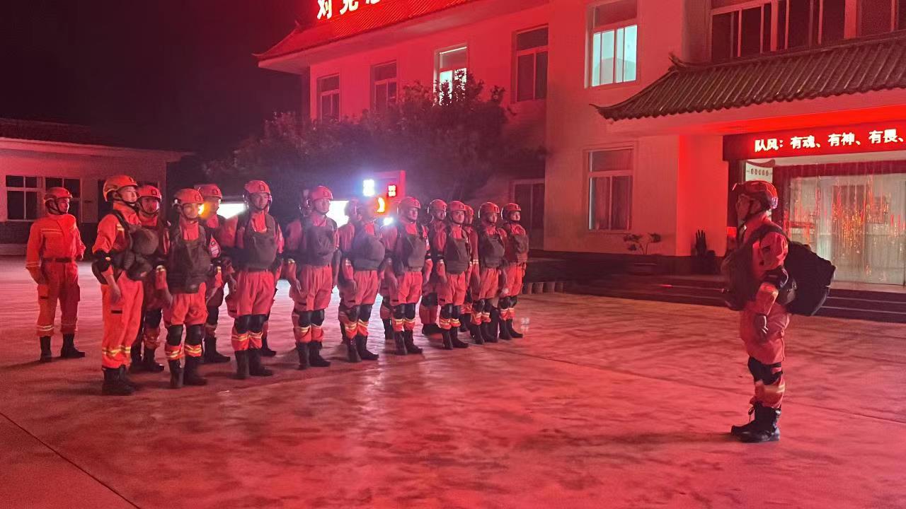 大理州森林消防支队快速反应做好增援准备