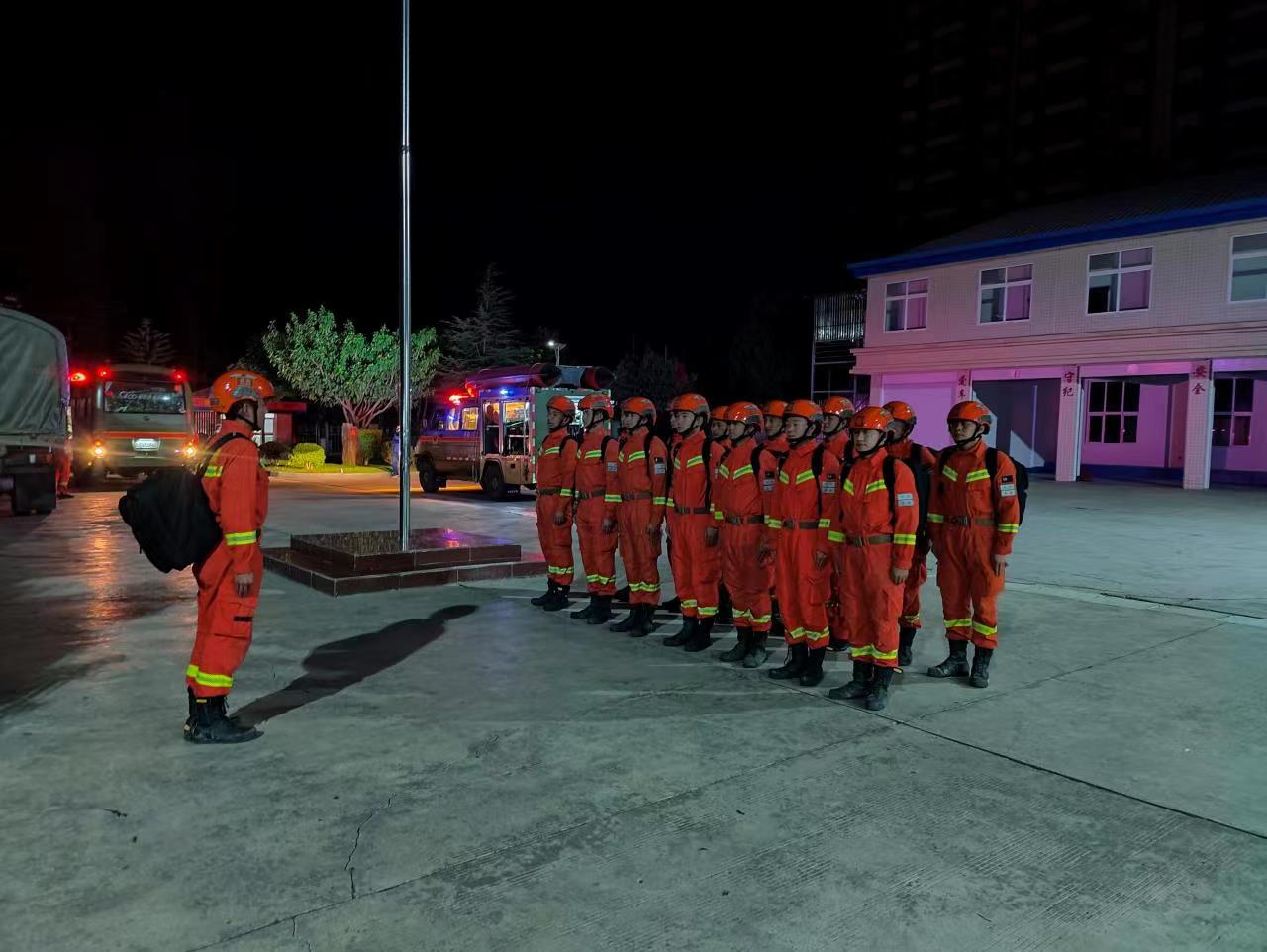 大理州森林消防支队快速反应做好增援准备