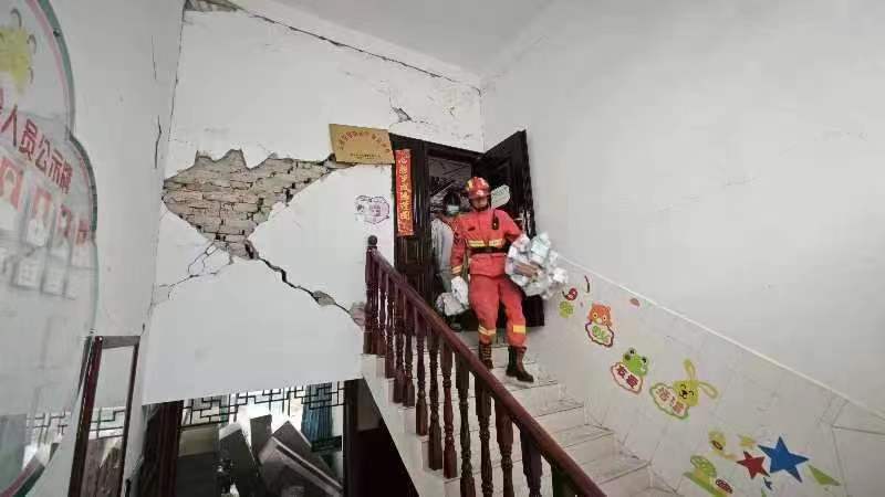 云南隆阳5.2级地震造成多处道路中断，地震救援连夜进行