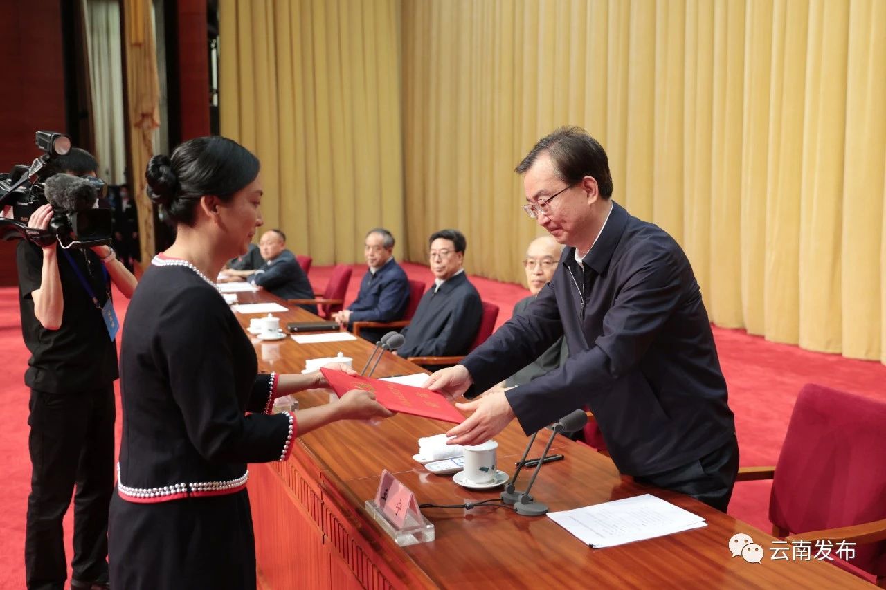 追授鲍卫忠同志荣誉称号表彰大会隆重举行