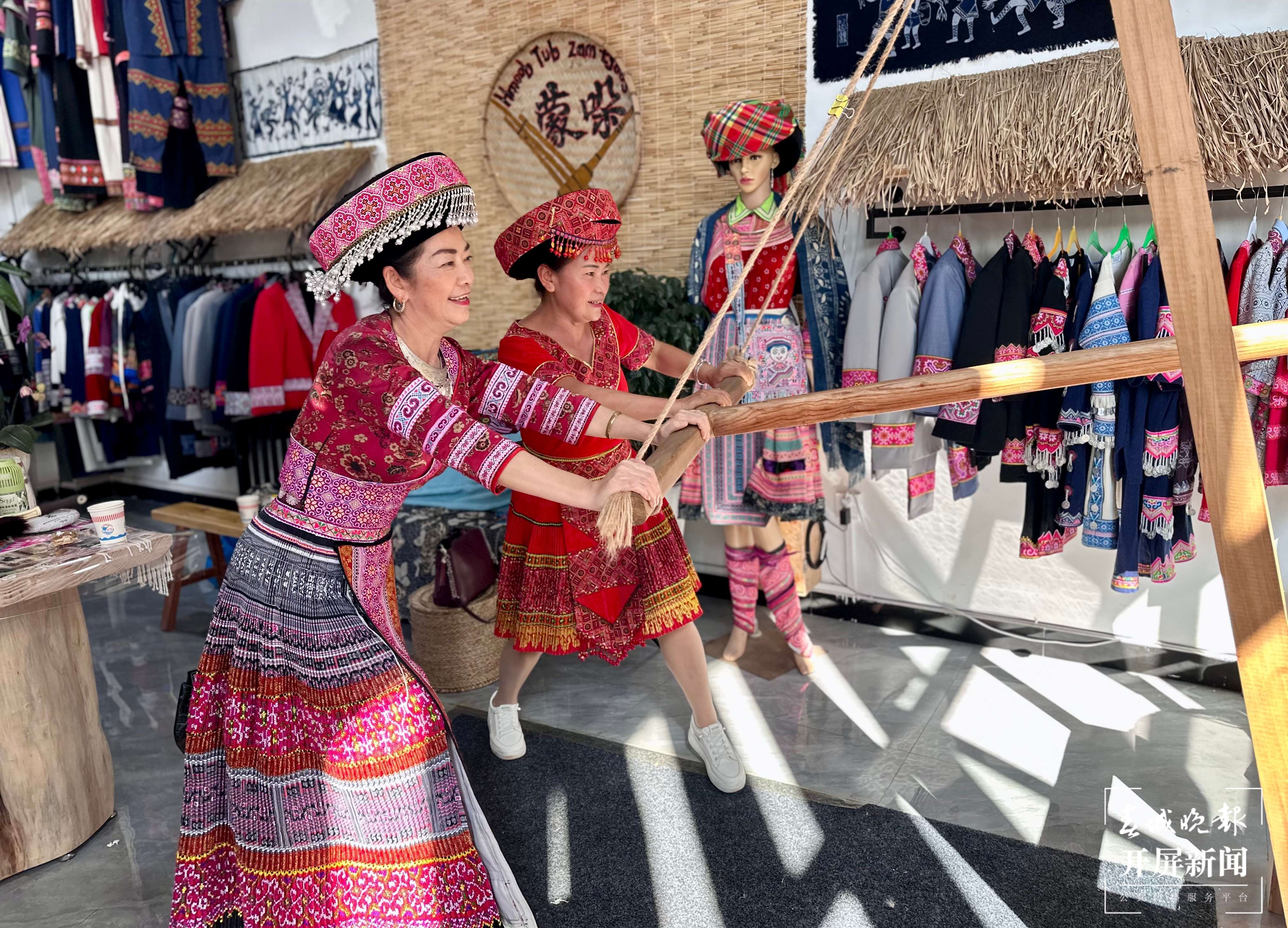 团结兴边看文山｜创新赋能让苗族男子服饰焕发新光彩