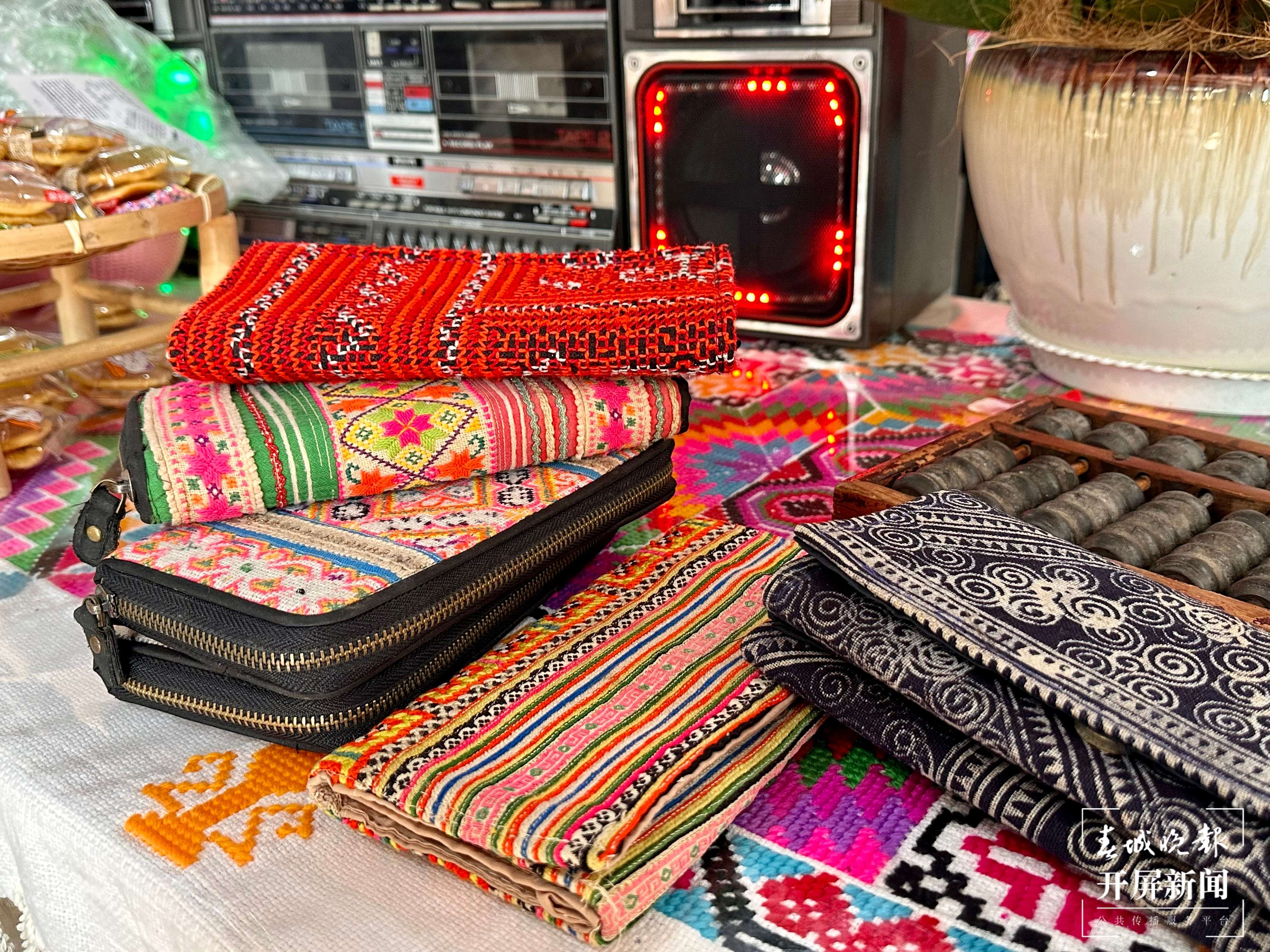 团结兴边看文山｜创新赋能让苗族男子服饰焕发新光彩