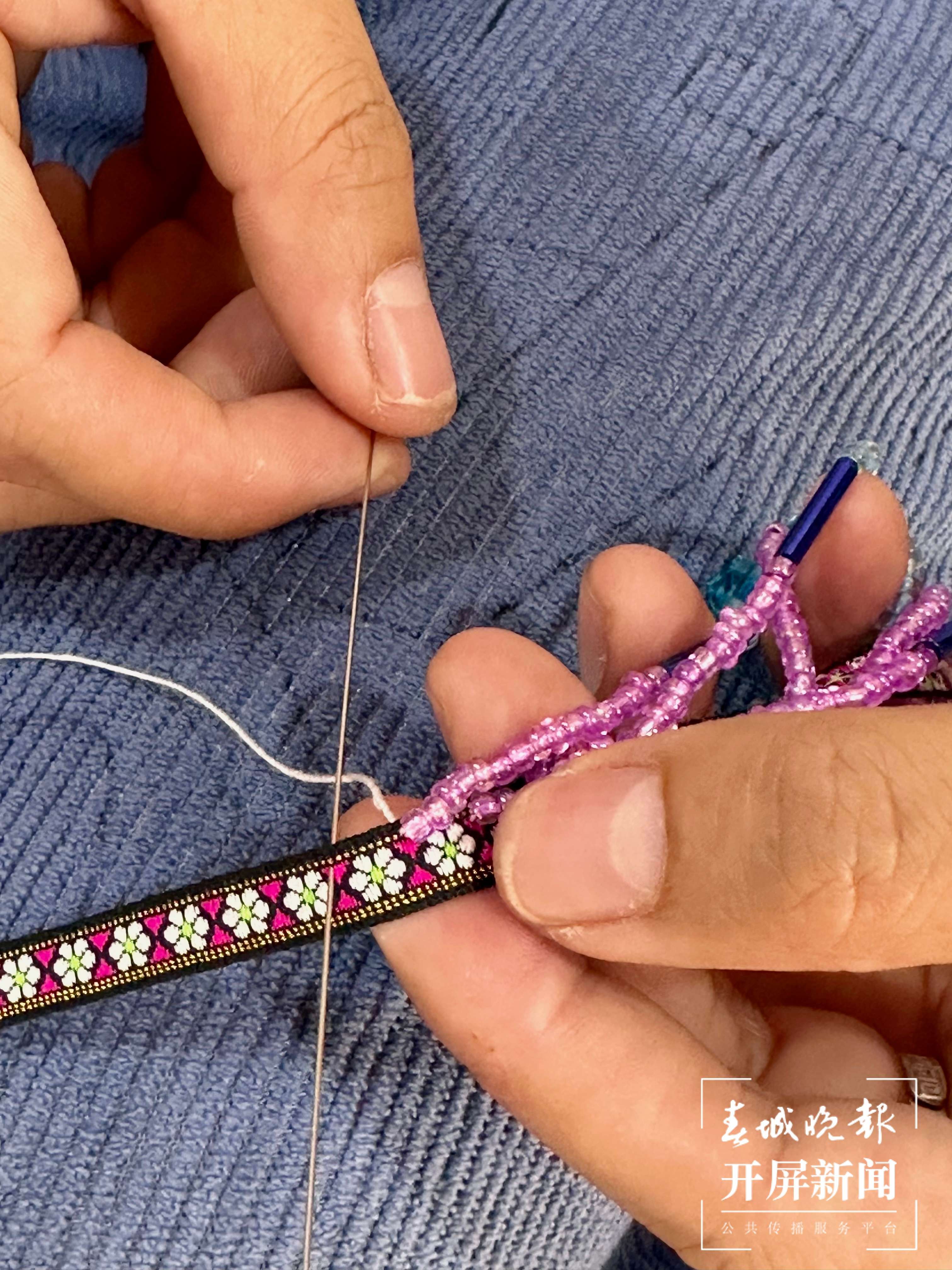 团结兴边看文山｜创新赋能让苗族男子服饰焕发新光彩