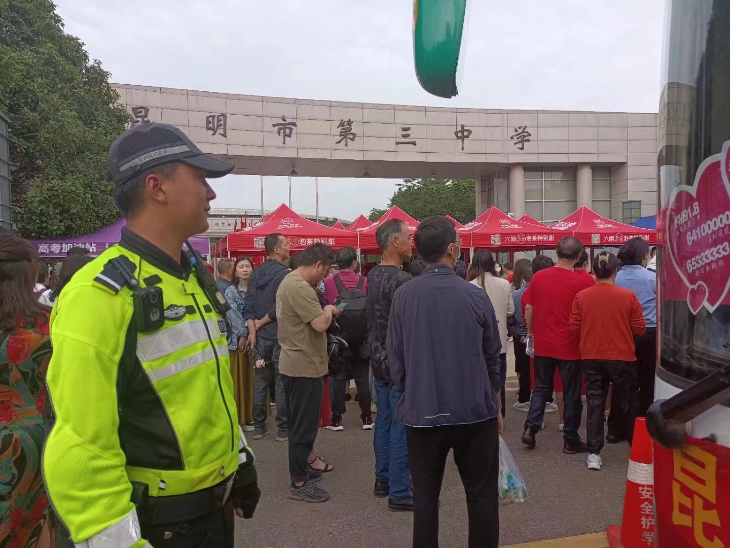 当年的考生，今天变成了“护考人”