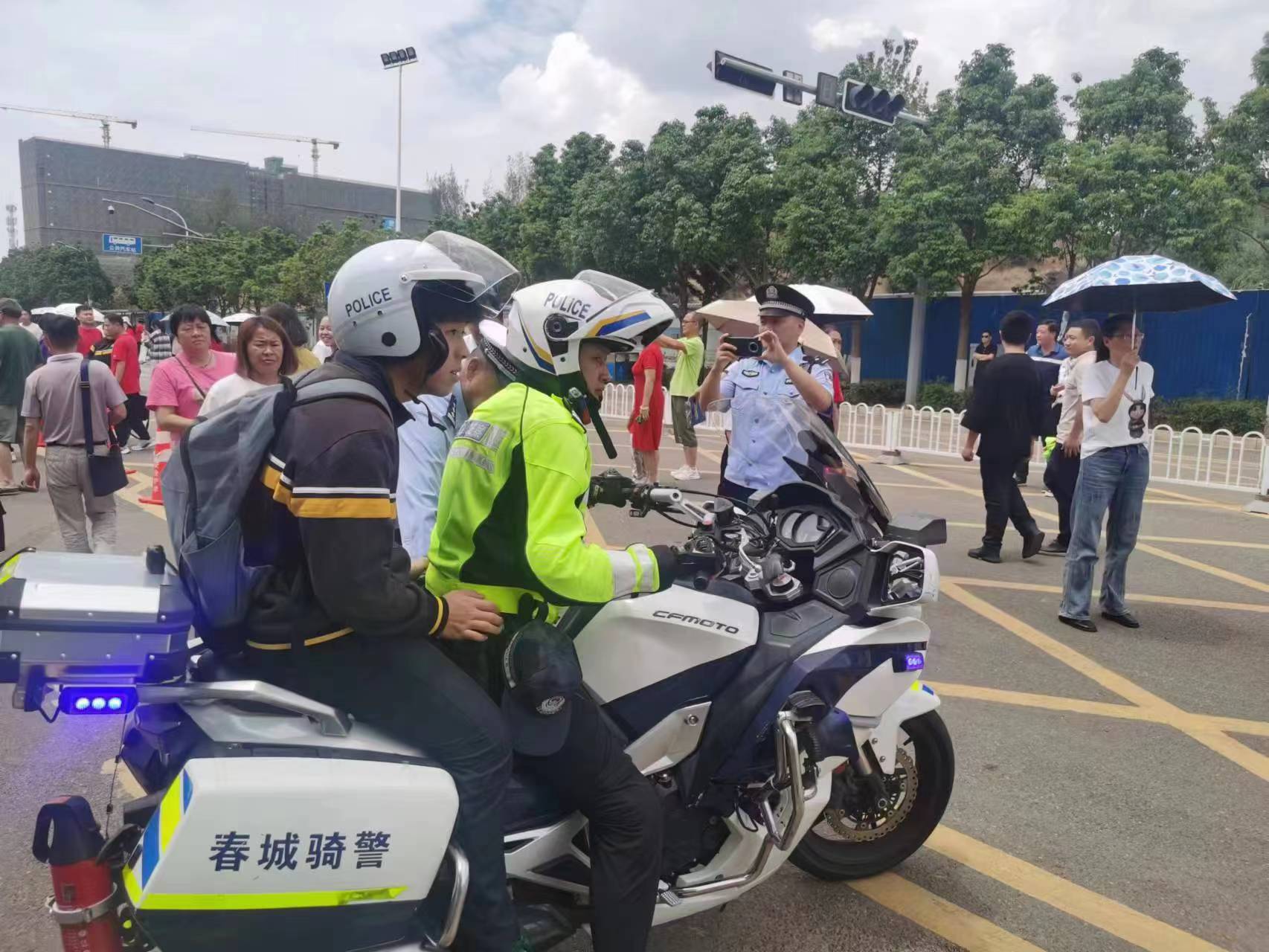 当年的考生，今天变成了“护考人”