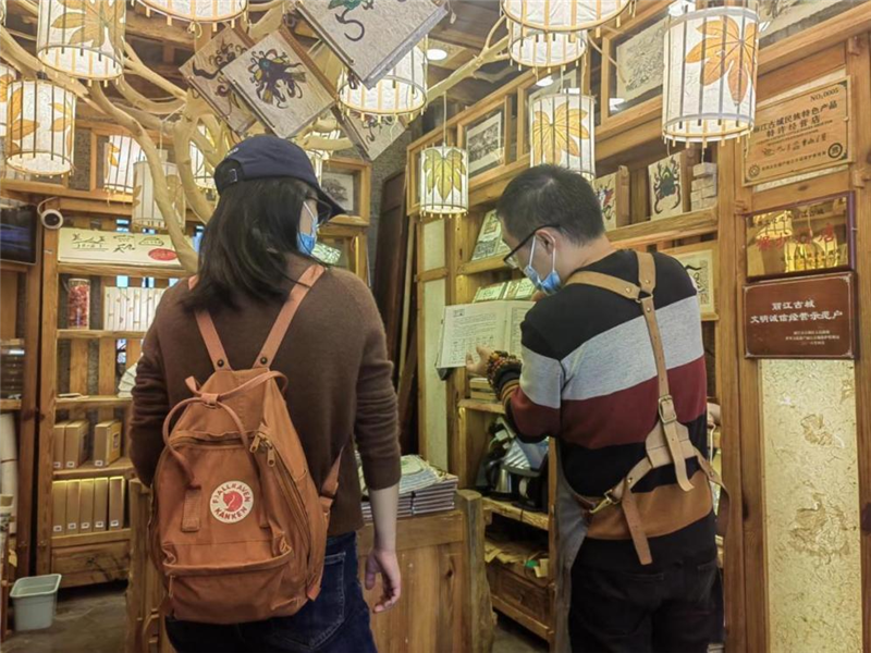 云迹青年丨东巴纸上书画人生