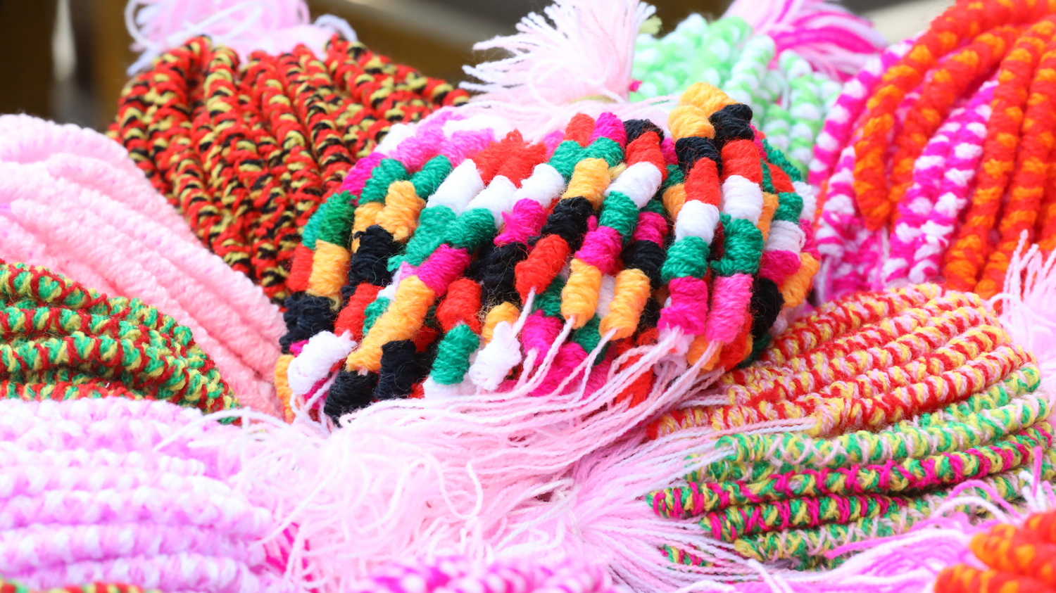 云吧 | 保山施甸：七彩手串串出浓浓端午情(开屏新闻记者 崔敏 通讯员 杨磊 段晓波 陆应仙 杨佳璇 摄