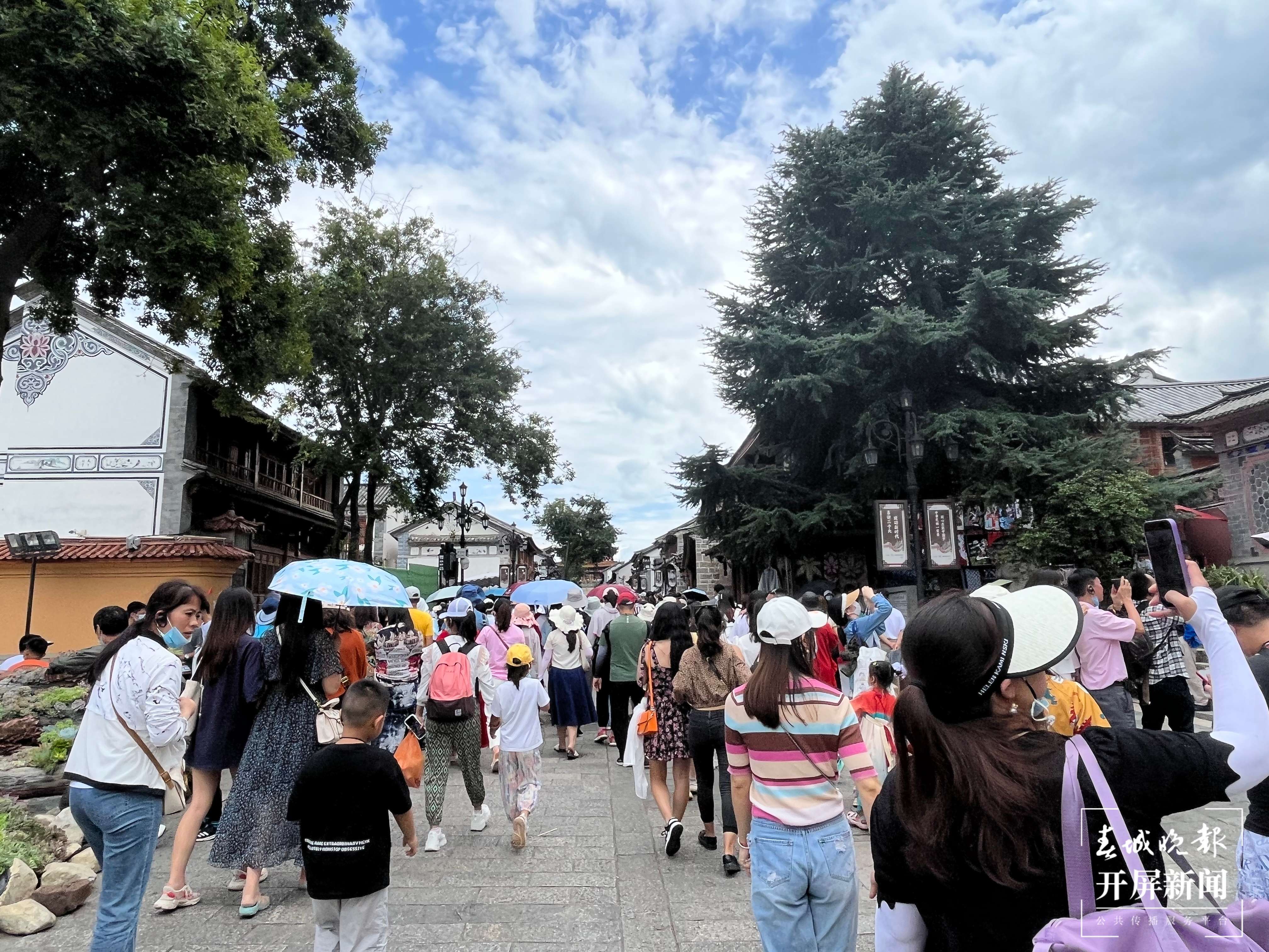 159万游客涌入大理古城，安全、有序的背后，为这群人点赞（刘文波 杨维琦 通讯员 李玲 金镇雄 摄）