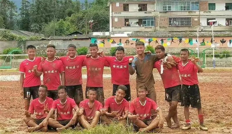 2018年,龙乃足球队到沧源县民族中学踢比赛.jpg