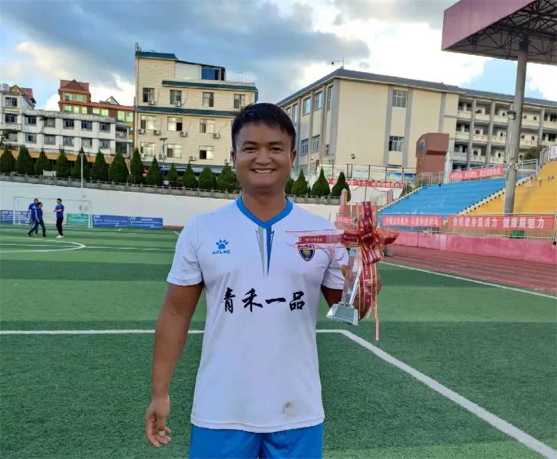 在2022年耿马自治县“七彩云南杯”六人制足球比赛中,龙乃足球队夺得冠军。赵国华拿着奖杯。.jpg
