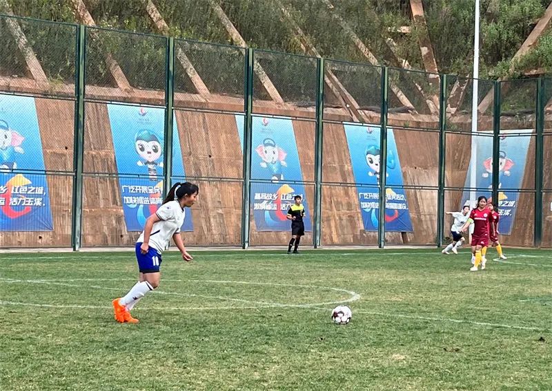 “玉昆杯”足球赛上的鲍冬婷.jpg