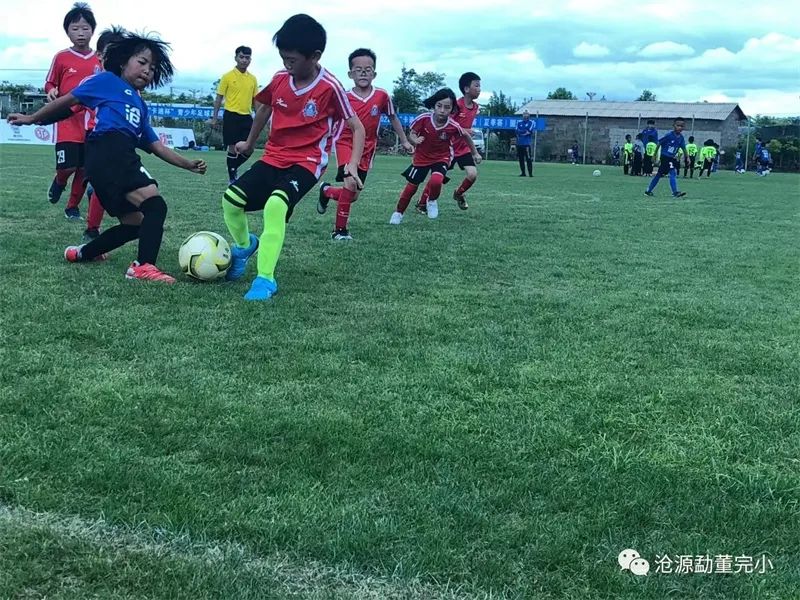 勐董完小的足球小队员正在踢比赛 图片来源:沧源勐董完小公众号.jpg