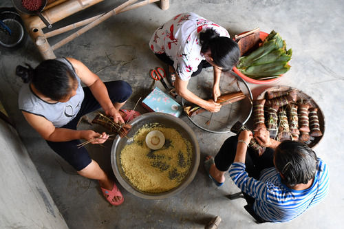 在湖南省怀化市溆浦县，当地村民在包“枕头粽”。新华社发.jpg