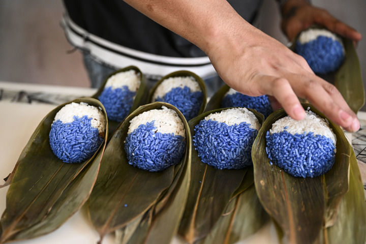 这是6月17日在马来西亚马六甲河河畔一家粽子铺拍摄的初步加工好的娘惹粽。新华社记者 程一恒 摄.jpg