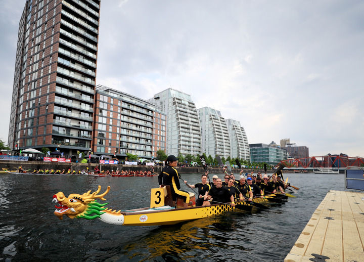 6月18日，英国Amathus龙舟俱乐部选手在2023年全英中华端午龙舟会专业组比赛中。新华社记者 李颖 摄.jpg