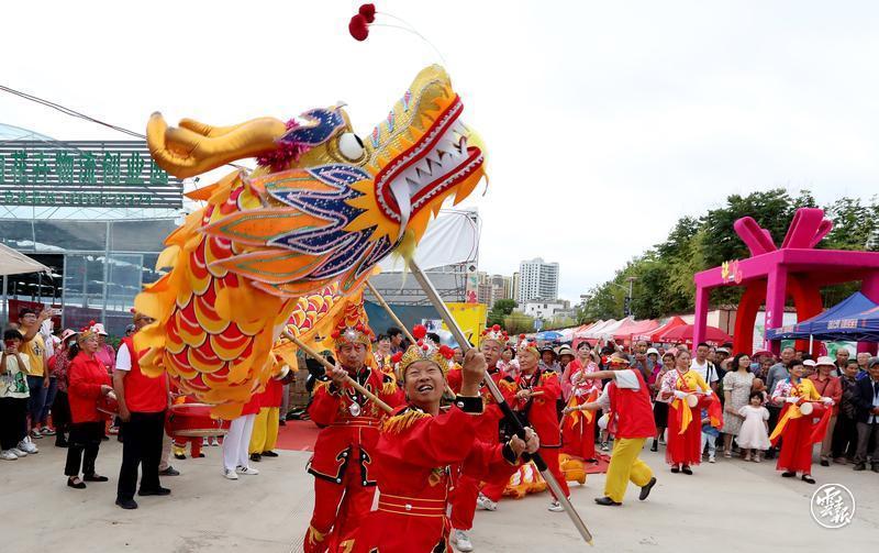 昆明宜良花街节：逛花街买鲜花 花海人潮庆端午2.jpg