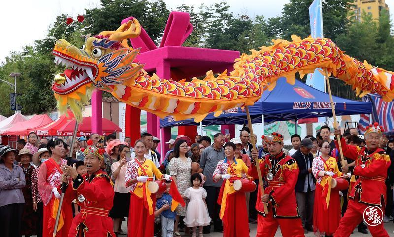 昆明宜良花街节：逛花街买鲜花 花海人潮庆端午3.jpg