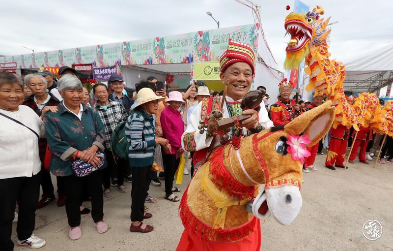 昆明宜良花街节：逛花街买鲜花 花海人潮庆端午5.jpg