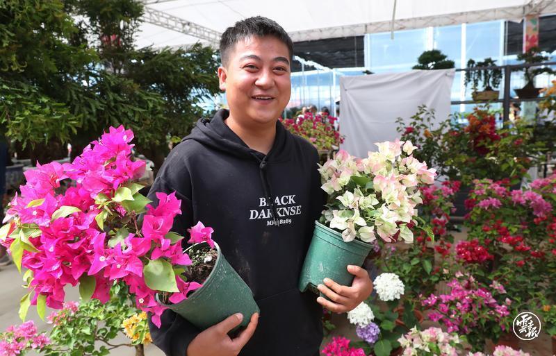 昆明宜良花街节：逛花街买鲜花 花海人潮庆端午9.jpg