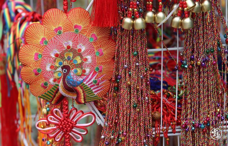 昆明宜良花街节：逛花街买鲜花 花海人潮庆端午12.jpg