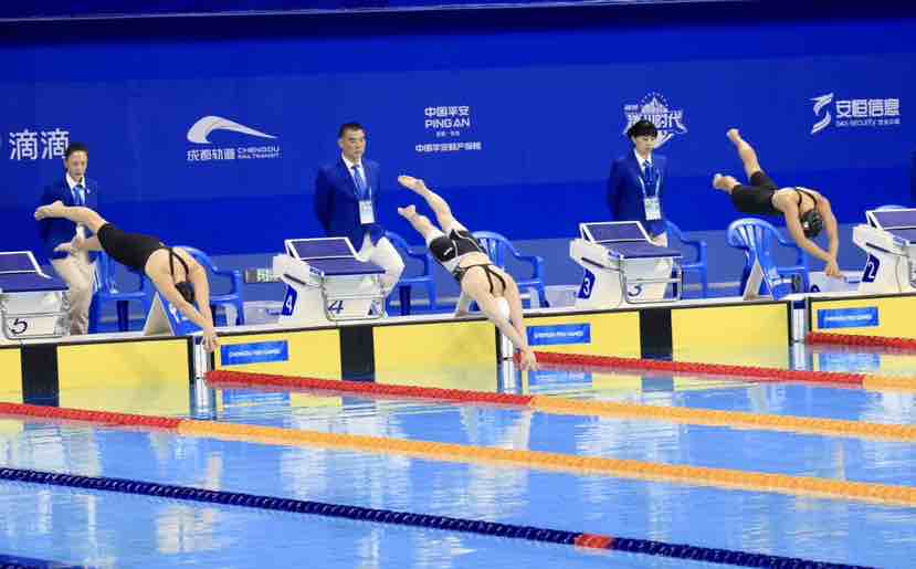 覃海洋张雨霏双双打破成都大运会赛会纪录 春城晚报-开屏新闻记者 丁星亦 周明佳 晋娜 摄影报道