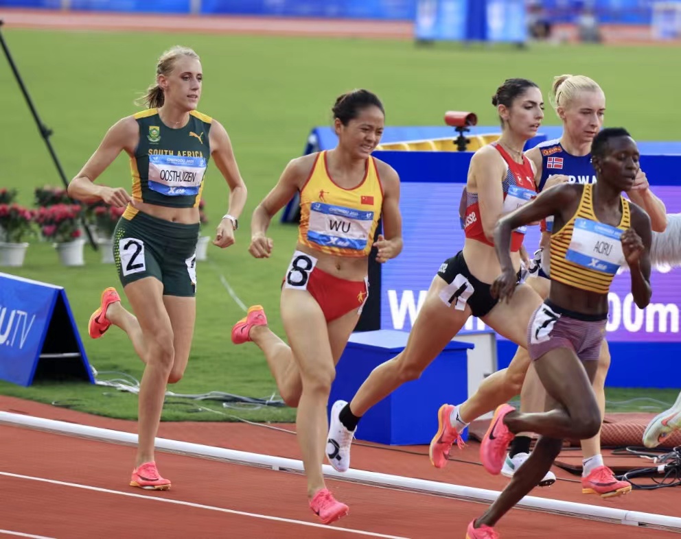 继续努力！吴洪娇在成都大运会女子800决赛中获得第七名（周明佳 摄）