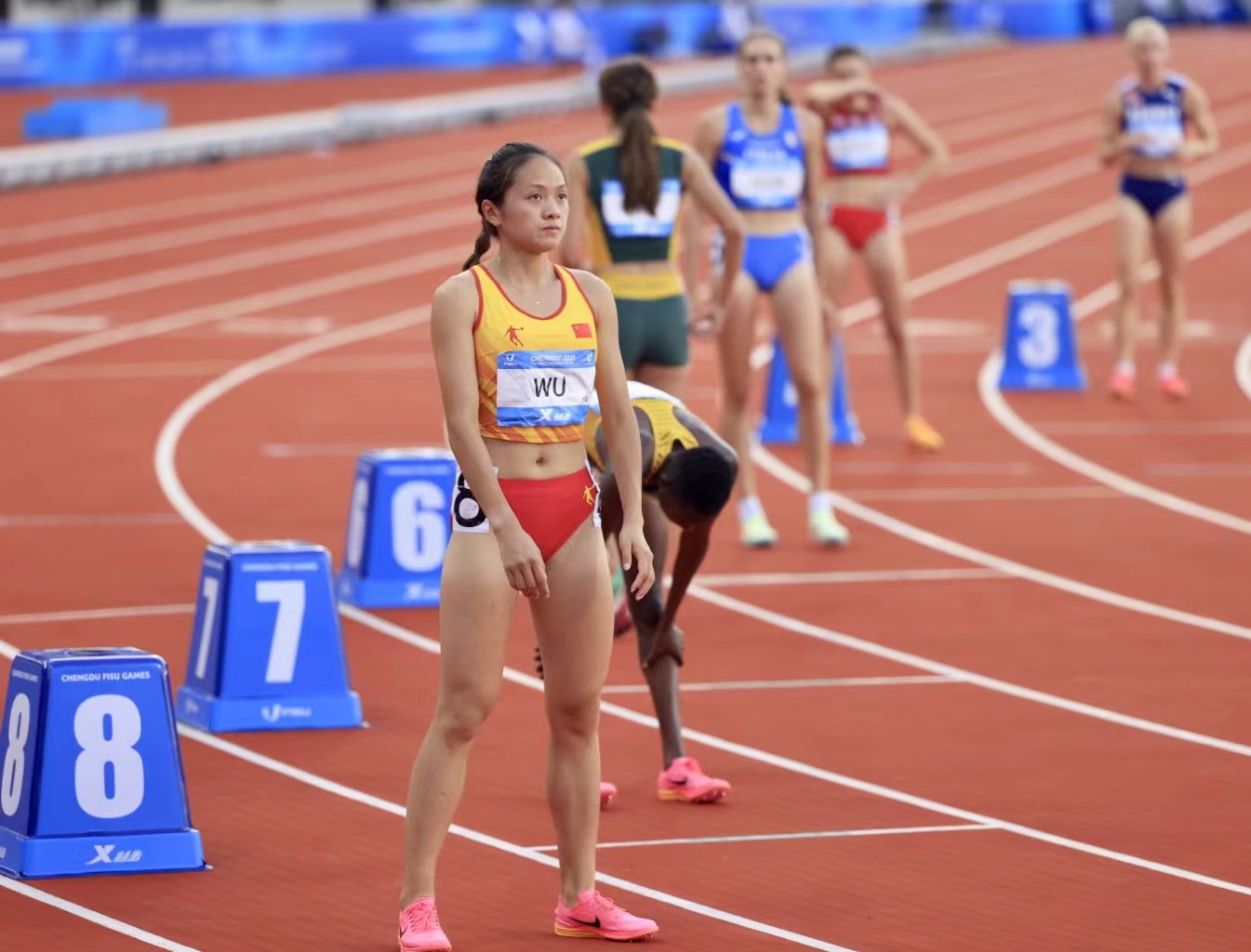 继续努力！吴洪娇在成都大运会女子800决赛中获得第七名（周明佳 摄）