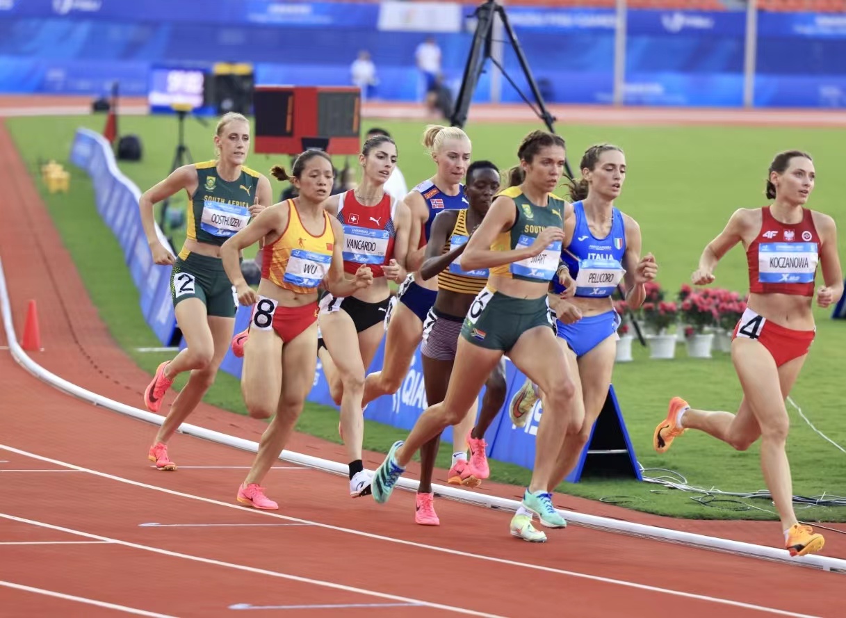 继续努力！吴洪娇在成都大运会女子800决赛中获得第七名（周明佳 摄）