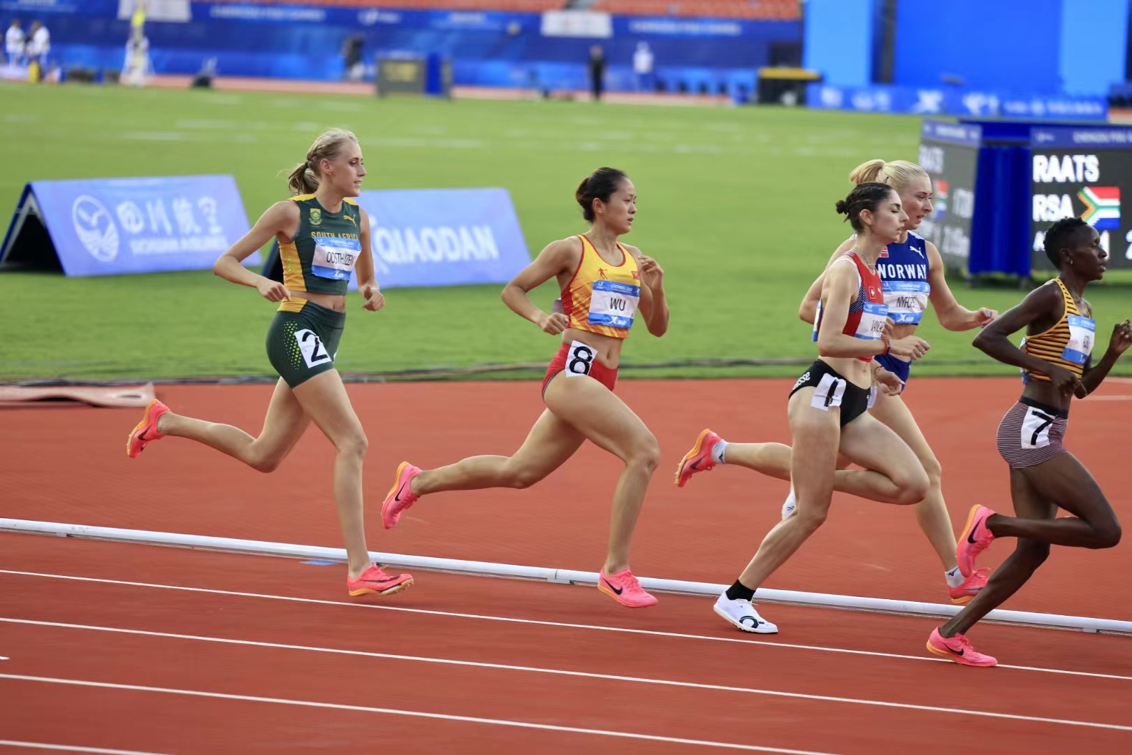 继续努力！吴洪娇在成都大运会女子800决赛中获得第七名（周明佳 摄）