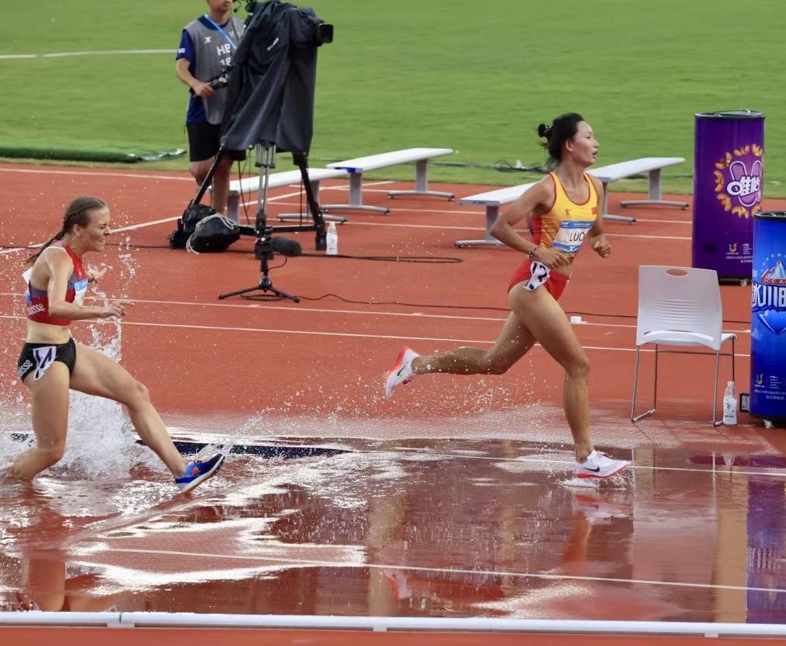 云南选手罗霞获女子3000米障碍赛第五名（周明佳 摄）