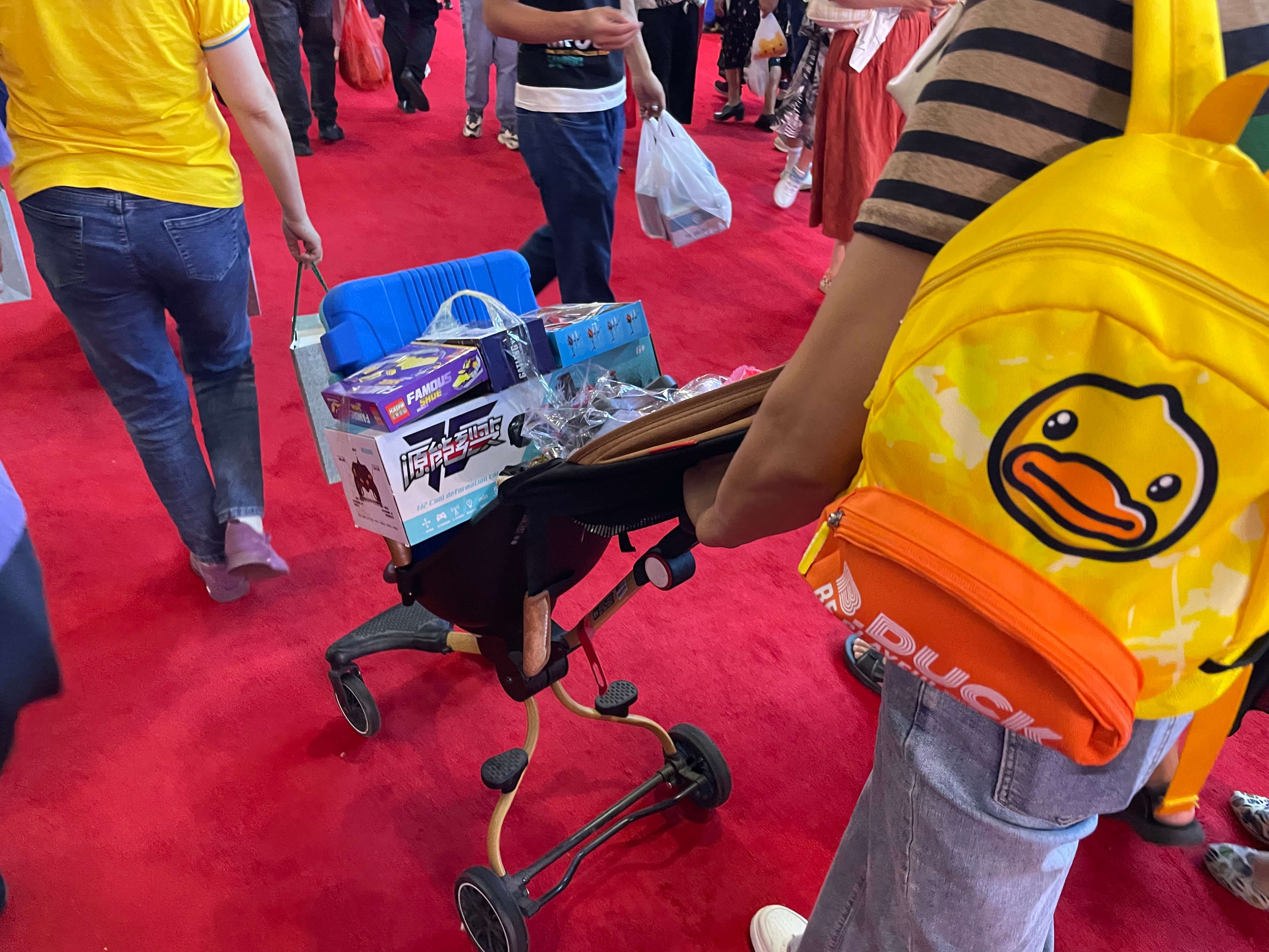 展会上堆满东西的婴儿车.jpg