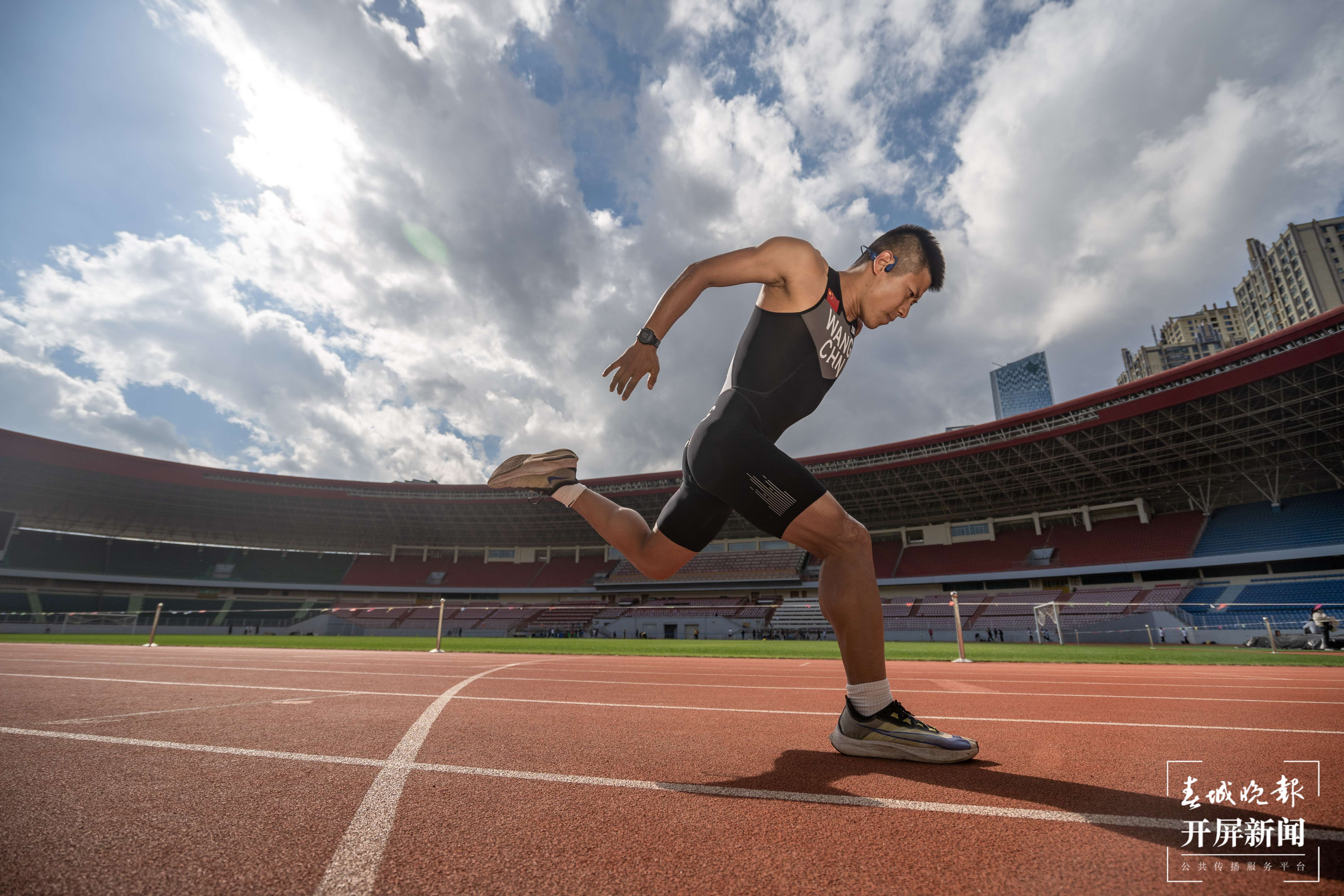 开屏人物｜王家超：创造一个又一个奇迹的“铁壁阿童木”（春城晚报-开屏新闻记者 李春丽 摄）