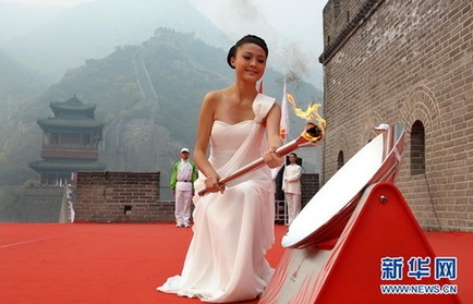 点燃圣火 康辰很 新华网.png