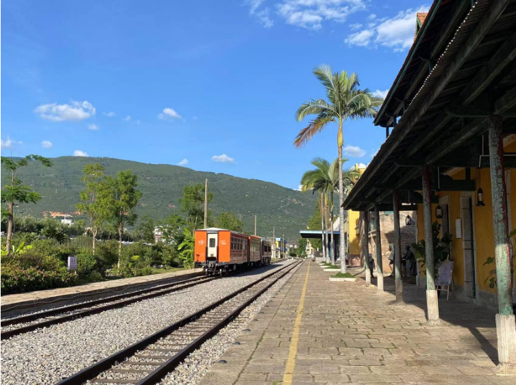 古韵新城 水墨石屏 | 从铁路博物馆“穿越”过去 坐米轨小火车寻梦乡愁