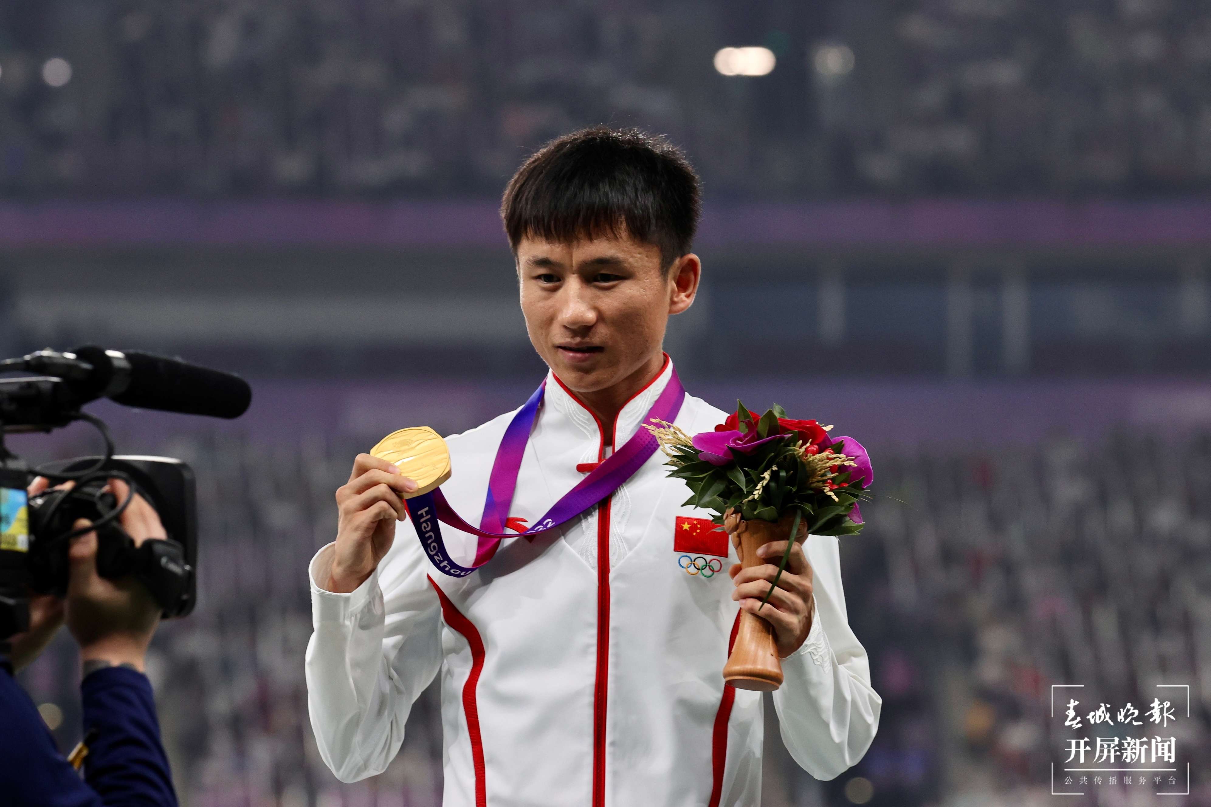 张俊夺得亚运会男子20公里竞走冠军（春城晚报-开屏新闻记者 周灿 摄）