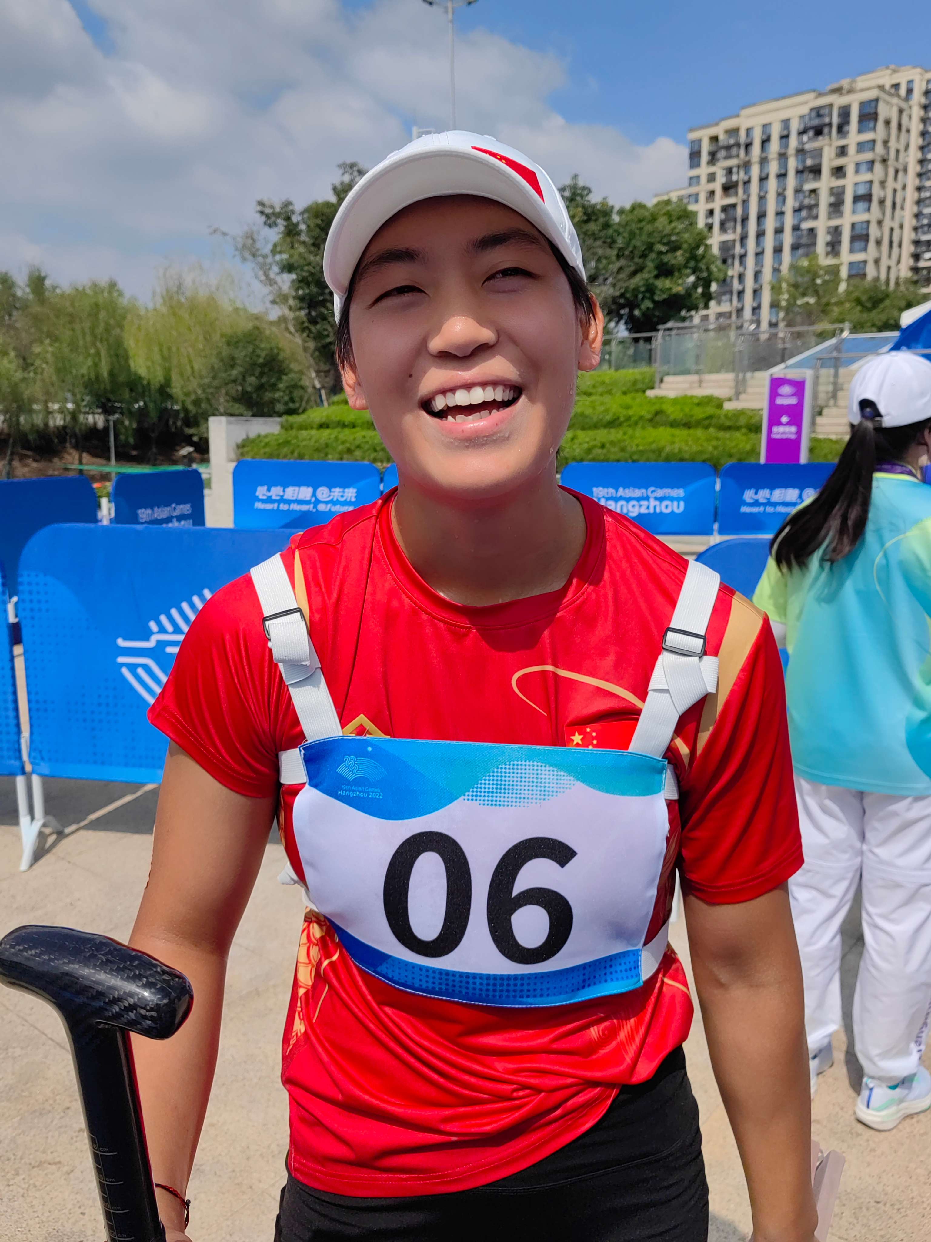 云南小将王莉勇夺女子龙舟200米冠军