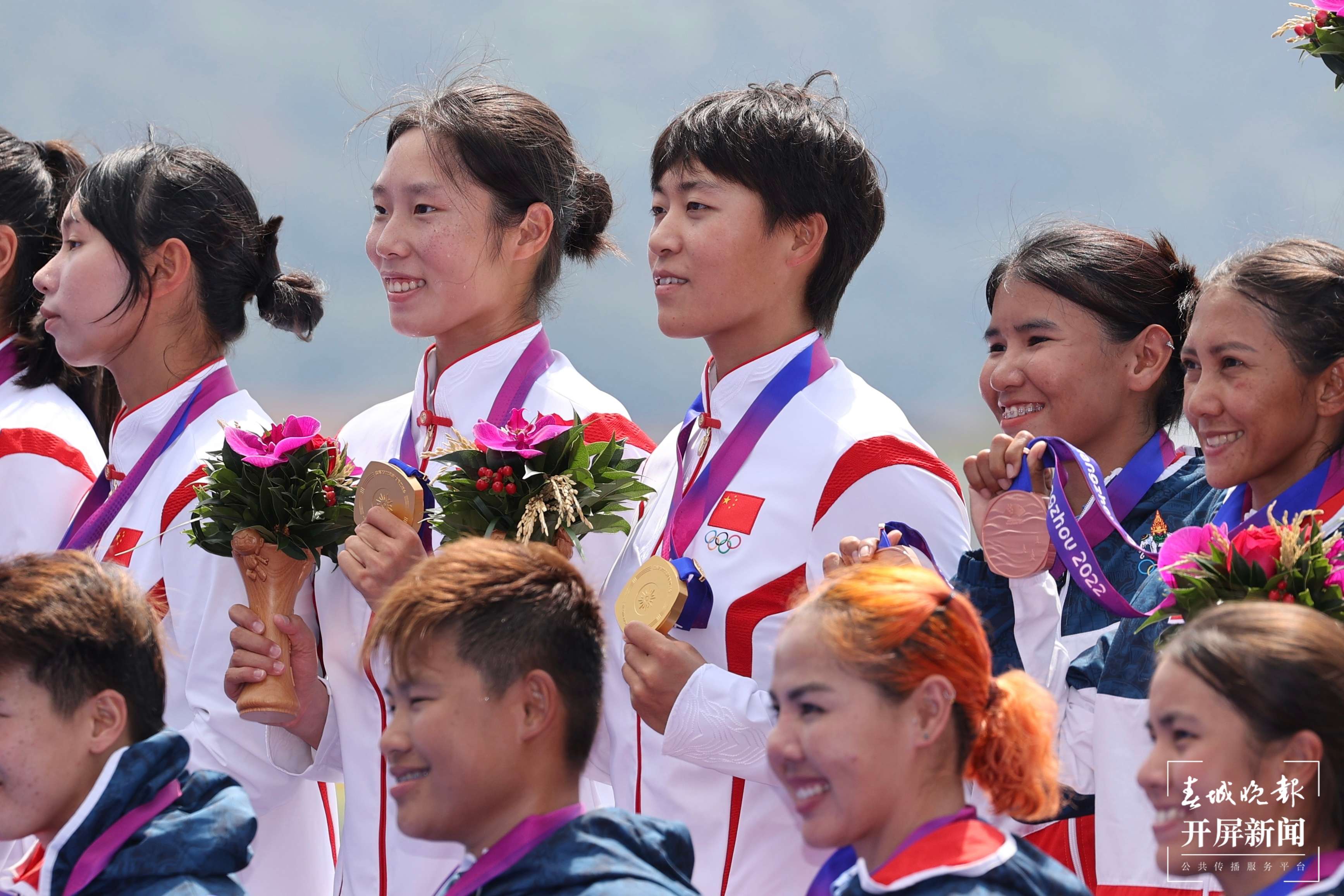 王莉获得龙舟 女子团队赛第一金  1.jpg