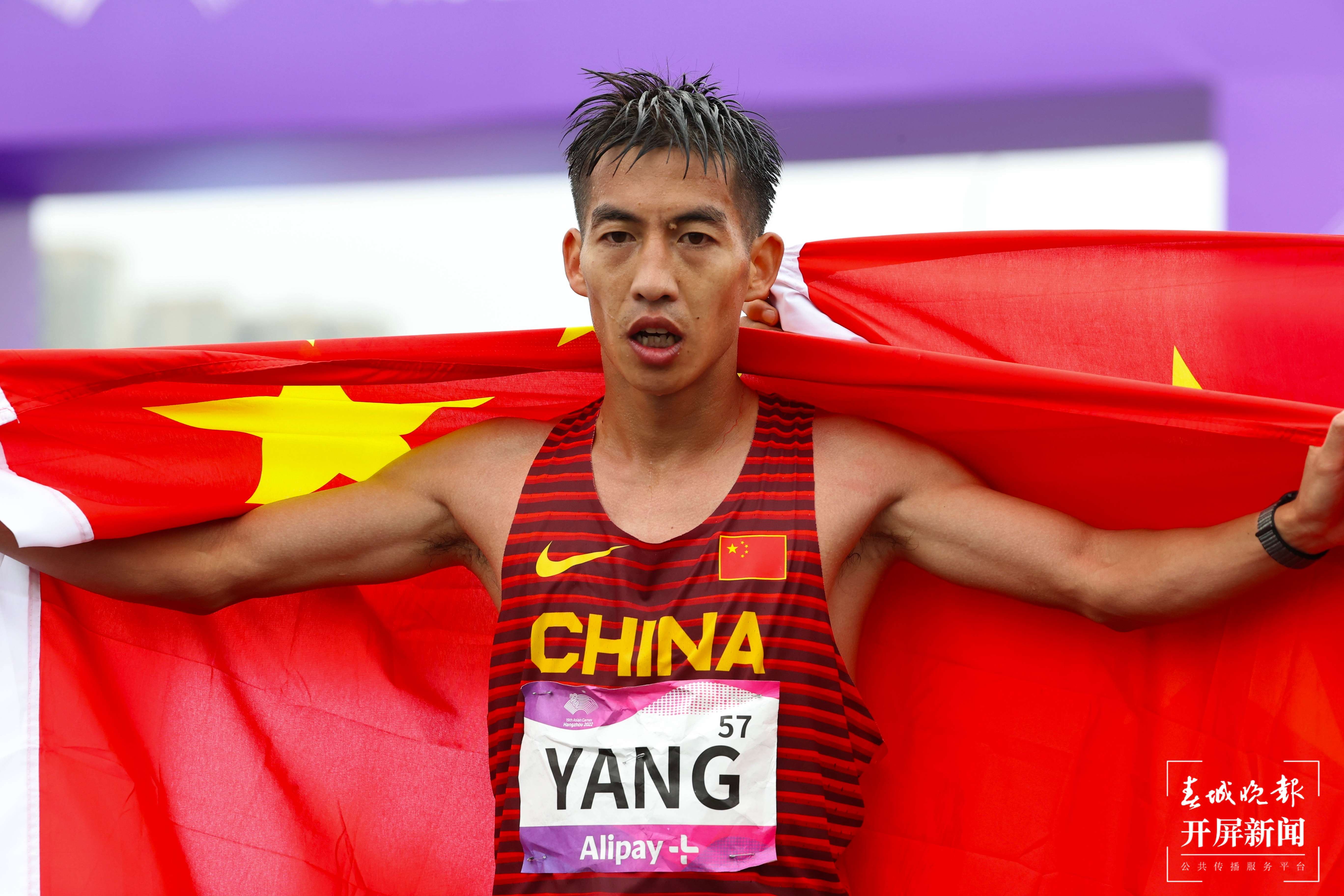 杨绍辉获得男子马拉松铜牌.jpg