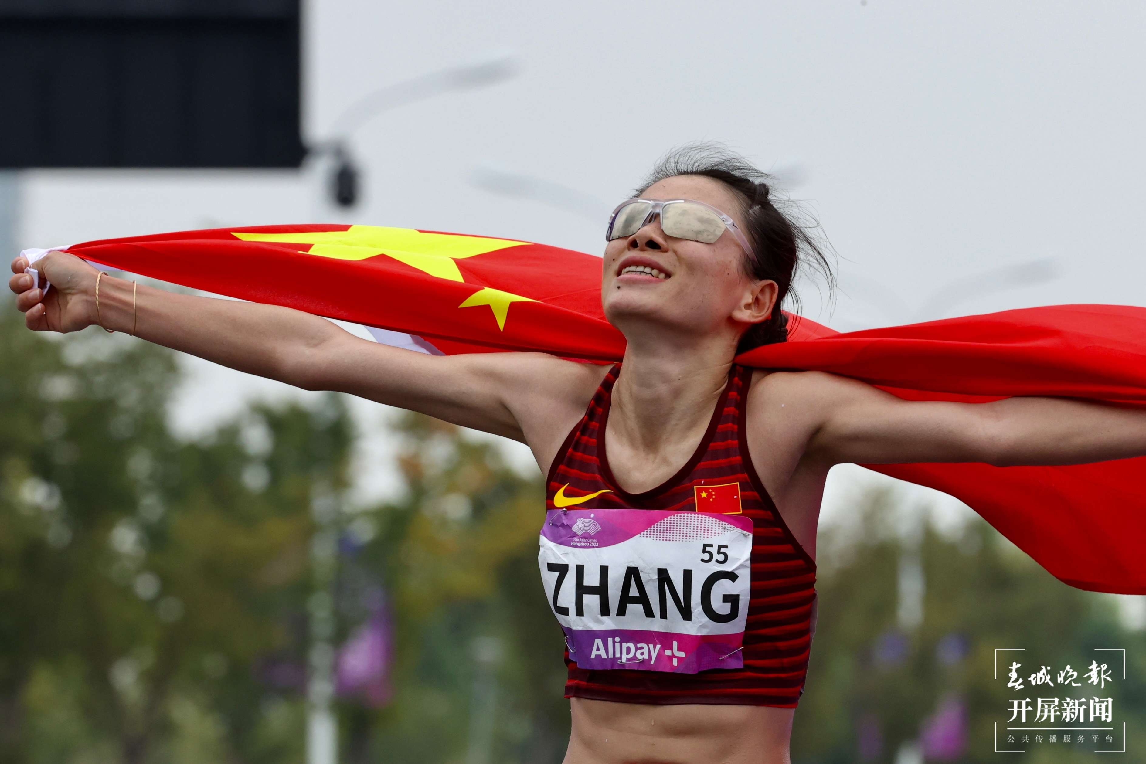 张德顺获得女子马拉松银牌.jpg