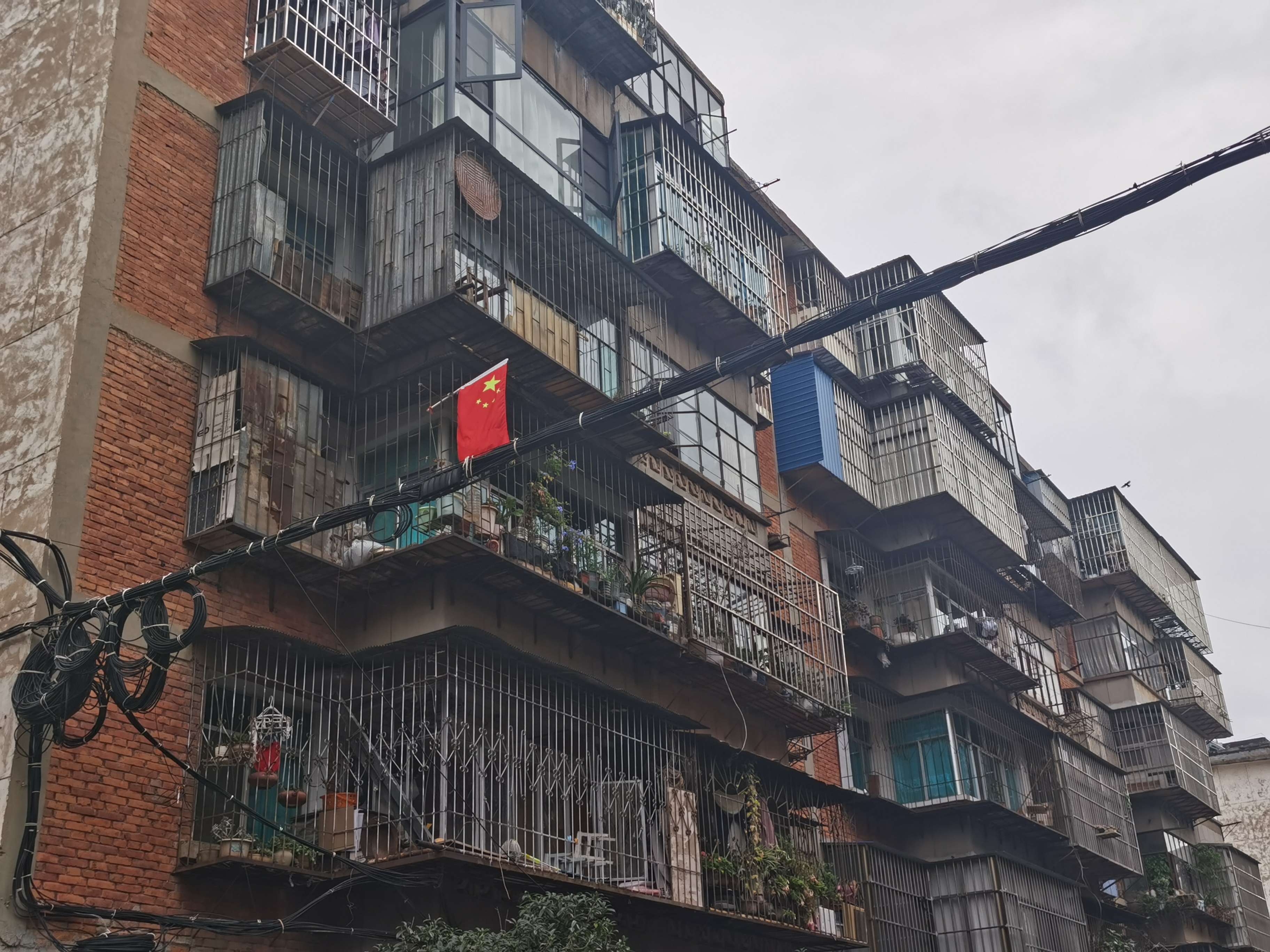 奋进新征程 推动新跨越 | “中国红”映红老小区