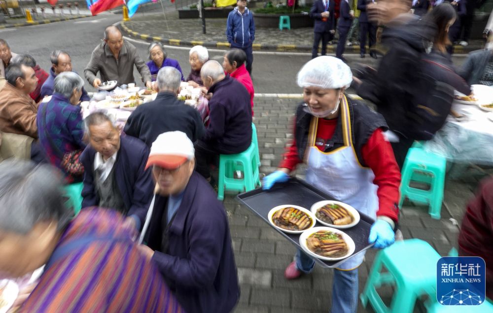 重阳前夕百家聚，欢庆节日品幸福