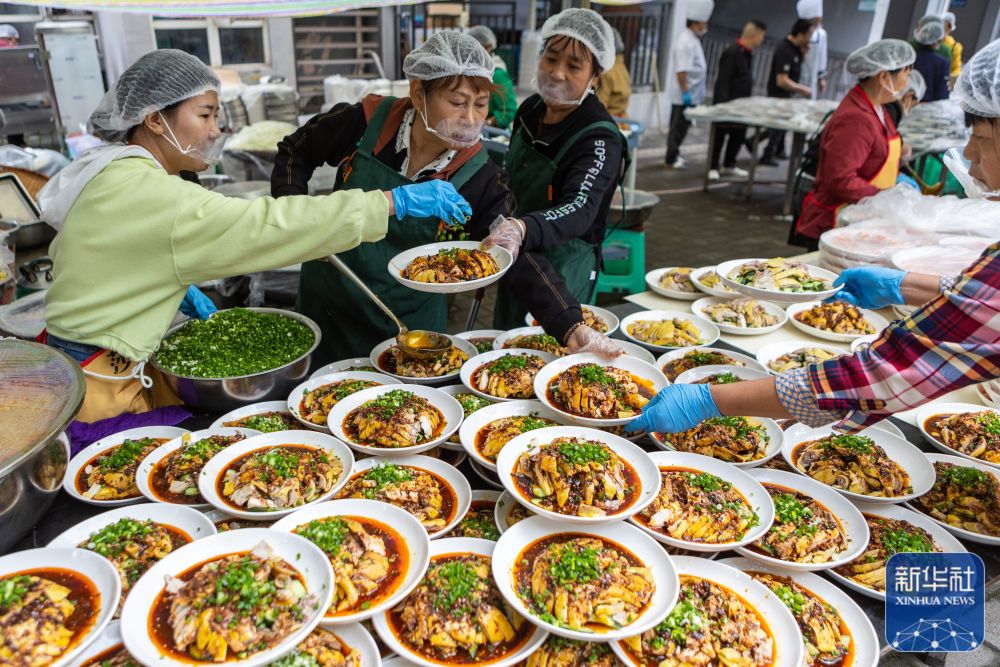 重阳前夕百家聚，欢庆节日品幸福
