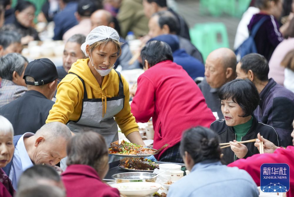 重阳前夕百家聚，欢庆节日品幸福