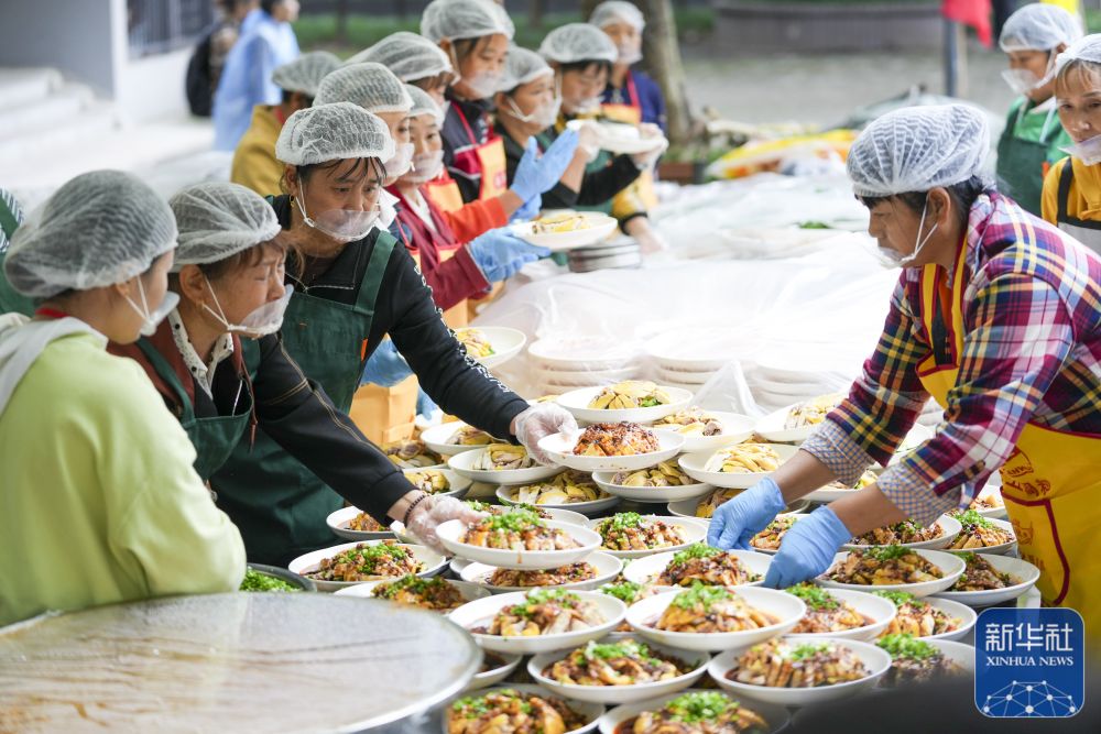 重阳前夕百家聚，欢庆节日品幸福
