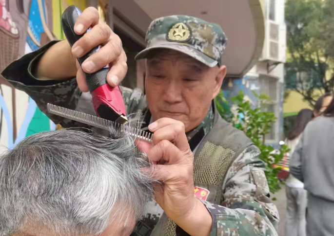 将“夕阳红”染成了“志愿红”！六旬空巢老人几十年来坚持做公益，重阳节还在社区义务理发