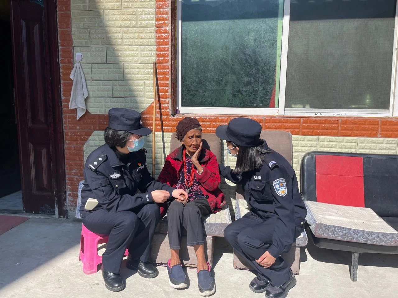 网格治疆看怒江｜女警巡控组守护群众安全，让社区生活“警警”有条